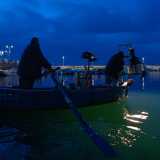Andare �a f�che�, come si dice in dialetto locale, vuol dire uscire dopo il tramonto a bordo di un gozzo provvisto di una lampada la cui luce acceca i pesci (chiamata �lampara�). Sperando che qualche cefalo o polpo capiti a tiro cos� da infiocinarlo "al volo"

